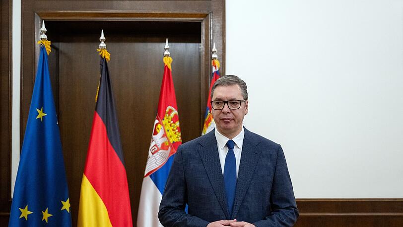 Aleksandar Vucic, Präsident von Serbien, steht in seinem Amtszimmer.