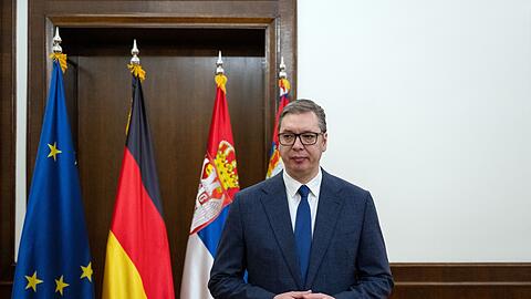 Aleksandar Vucic, Präsident von Serbien, steht in seinem Amtszimmer.