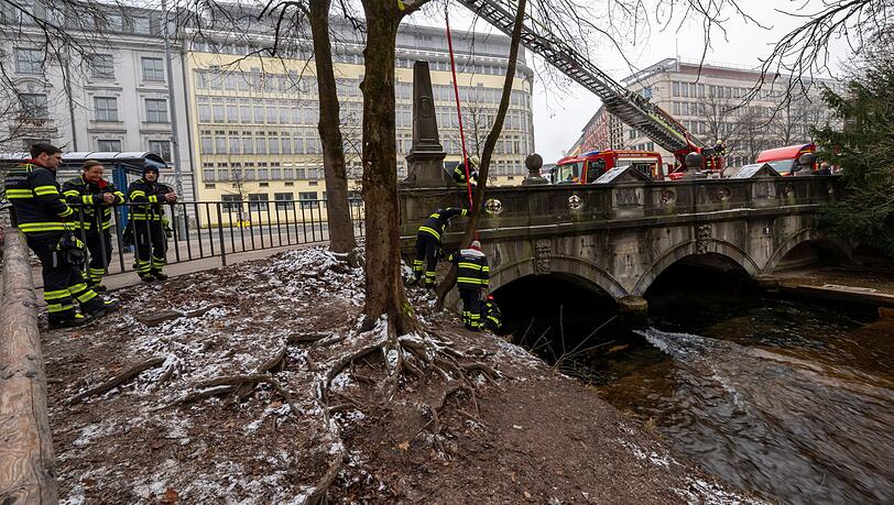 Etwa eine halbe Stunde dauerte der Feuerwehreinsatz. Das Baureferat hatte ihn in Auftrag gegeben.