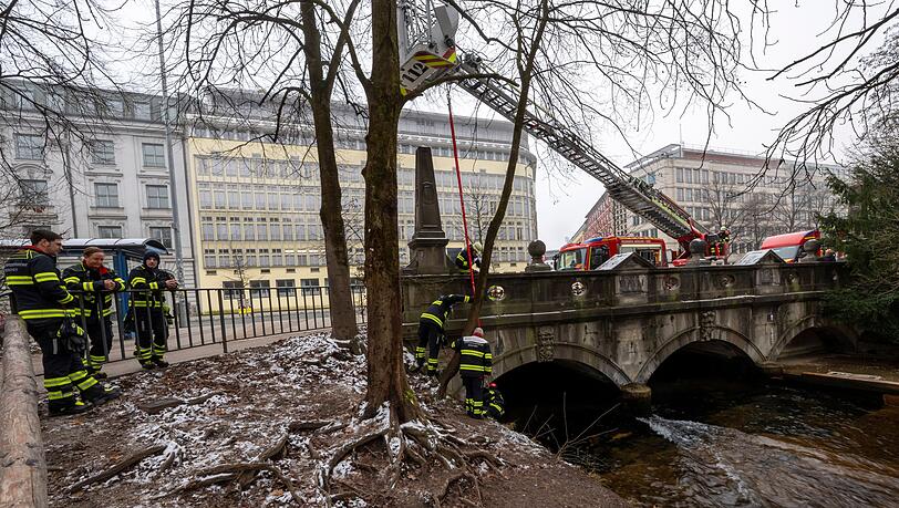 Ein Kran baut die Rampe ab.