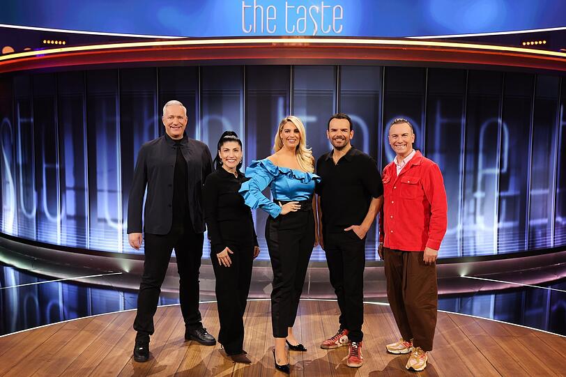 Jetzt gibt es wieder was auf die L&ouml;ffel: Moderatorin Angelina Kirsch und ihre Koch-Profis bei "The Taste".