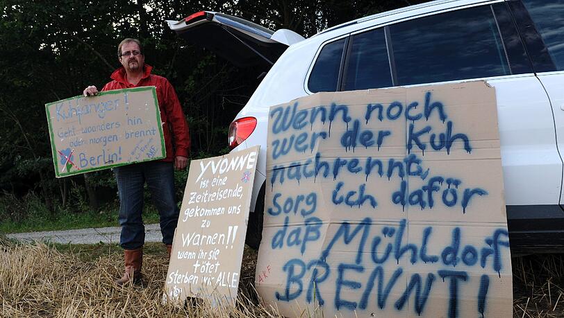 Anonyme Unterstützung für Kuh Yvonne: Hans Wintersteller von Gut Aiderbichl, der Leiter der Suche, zeigt Plakate, die ein Ende der Jagd fordern. Anonyme Unterstützung für Kuh Yvonne: Hans Wintersteller von Gut Aiderbichl, der Leiter der Suche, zeigt Plakate, die ein Ende der Jagd fordern.