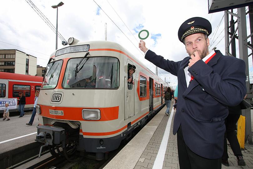 Ehrengast beim S-Bahn-Geburtstagsfest: Der historische S-Bahn-Zug ET 420-001.