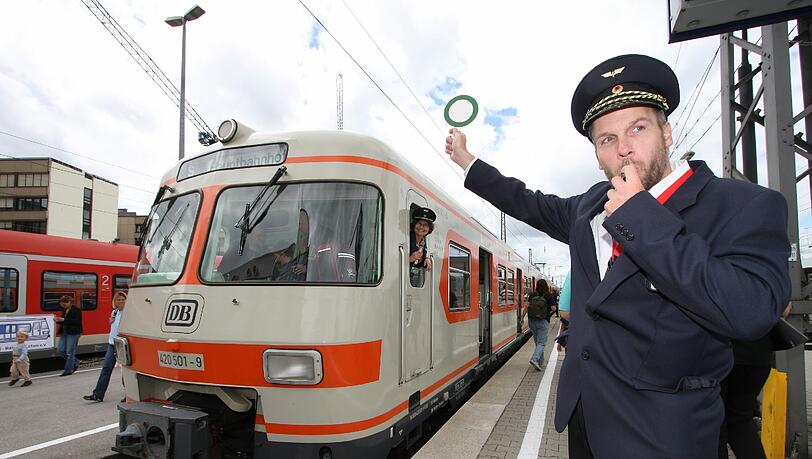 Ehrengast beim S-Bahn-Geburtstagsfest: Der historische S-Bahn-Zug ET 420-001. Ehrengast beim S-Bahn-Geburtstagsfest: Der historische S-Bahn-Zug ET 420-001.
