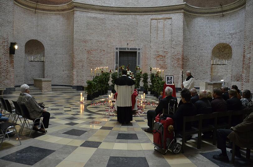 Abschied von Karl-Heinz Wendicke, dem BISS-Verkäufer. Am Ostfriedhof erwiesen Freunde und Kollegen dem Mann vom Marienplatz-Sperrengeschoß die letzte Ehre