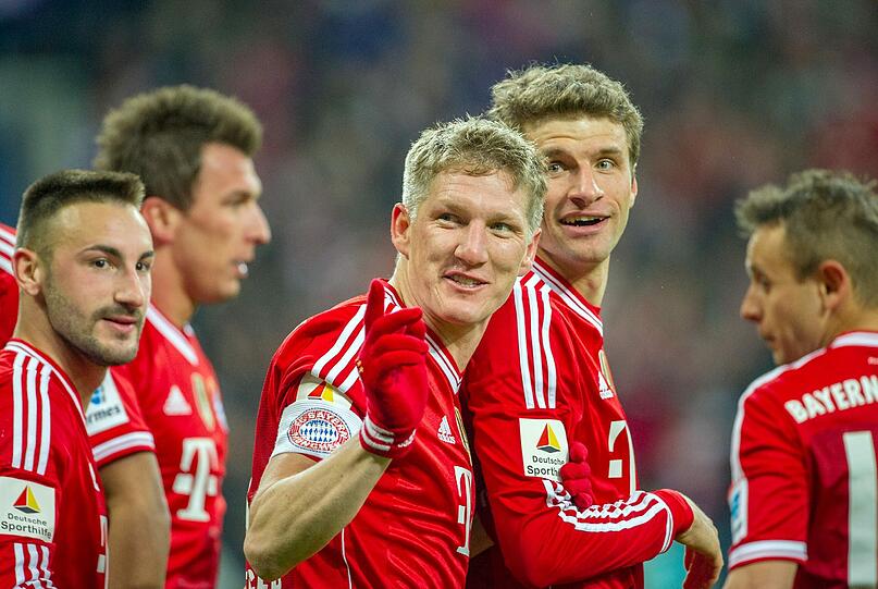 Bastian Schweinsteiger (M) zirkelte gegen Leverkusen einen direkten Freistoß in den Winkel, Bayern feierte das 50. Spiel hintereinander ohne Niederlage. Foto: Marc Müller
