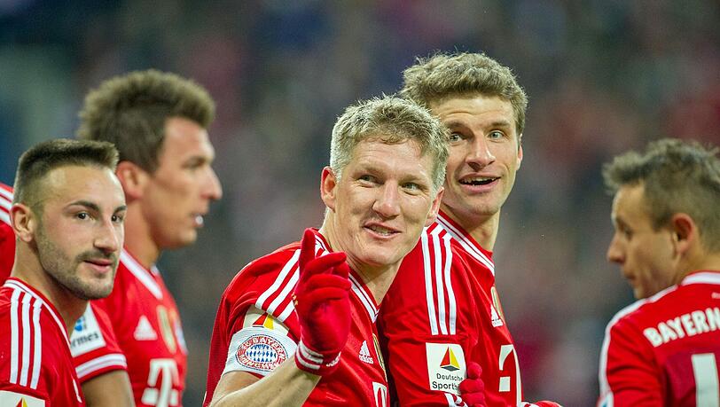 Bastian Schweinsteiger (M) zirkelte gegen Leverkusen einen direkten Freistoß in den Winkel, Bayern feierte das 50. Spiel hintereinander ohne Niederlage. Foto: Marc Müller Bastian Schweinsteiger (M) zirkelte gegen Leverkusen einen direkten Freistoß in den Winkel, Bayern feierte das 50. Spiel hintereinander ohne Niederlage. Foto: Marc Müller