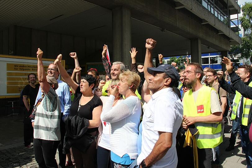 Streikende Postler vor dem Briefzentrum in der Arnulfstraße: sie wünschen sich vor allem Arbeitsplatzsicherheit.