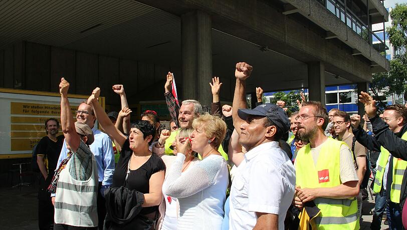 Streikende Postler vor dem Briefzentrum in der Arnulfstraße: sie wünschen sich vor allem Arbeitsplatzsicherheit.