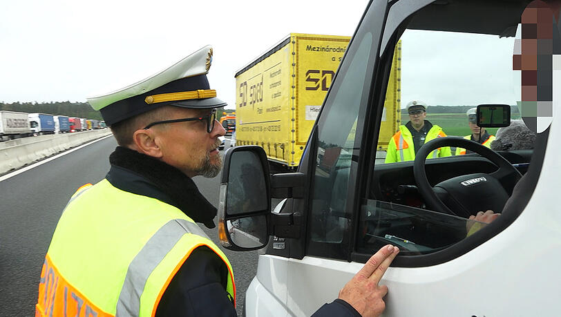 "Kommen Sie mit, ich zeig' Ihnen was. Wollen Sie den Toten sehen? Da liegt er", sagt Stefan Pfeiffer auf Englisch zu diesem tschechischen Fahrer. "Kommen Sie mit, ich zeig' Ihnen was. Wollen Sie den Toten sehen? Da liegt er", sagt Stefan Pfeiffer auf Englisch zu diesem tschechischen Fahrer.