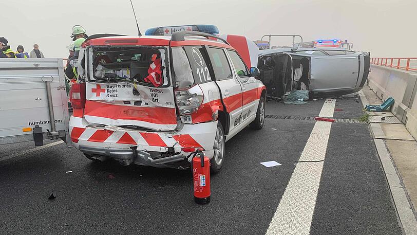 Trümmerhaufen auf der A7 - Rettungskräfte bergen am Sonntag die 18 beschädigten Fahrzeuge. Bilder vom Einsatz.