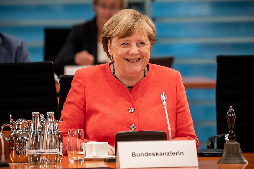 Ihr berühmtes verschmitztes Lächeln: Angela Merkel am Mittwoch zu Beginn der Kabinettssitzung im Kanzleramt.