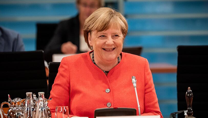 Ihr berühmtes verschmitztes Lächeln: Angela Merkel am Mittwoch zu Beginn der Kabinettssitzung im Kanzleramt. Ihr berühmtes verschmitztes Lächeln: Angela Merkel am Mittwoch zu Beginn der Kabinettssitzung im Kanzleramt.