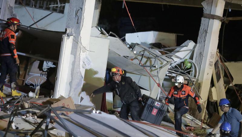 Rettungskräfte suchen in einem eingestürzten Gebäude nach Überlebenden. Rettungskräfte suchen in einem eingestürzten Gebäude nach Überlebenden.