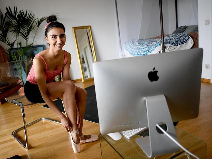 Vivian Assam Koohnavard bereitet sich auf das Training in ihrer Einzimmerwohnung in Berlin vor.