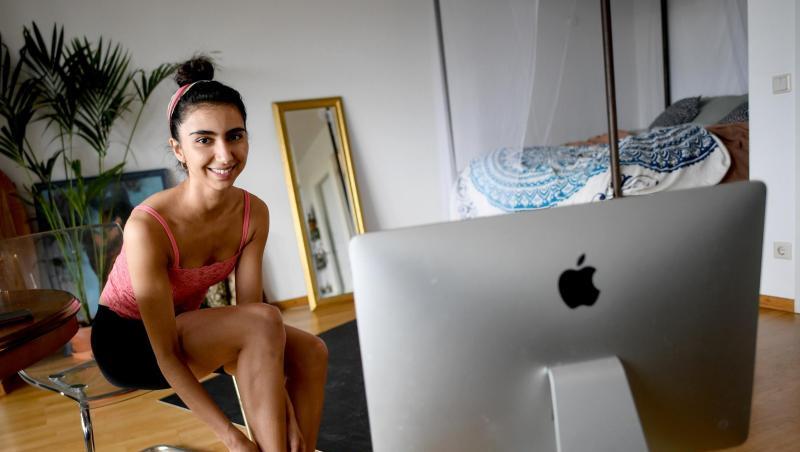 Vivian Assam Koohnavard bereitet sich auf das Training in ihrer Einzimmerwohnung in Berlin vor. Vivian Assam Koohnavard bereitet sich auf das Training in ihrer Einzimmerwohnung in Berlin vor.