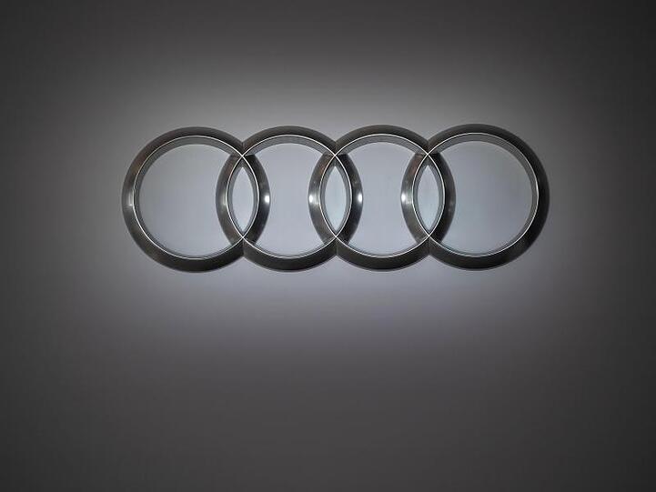 Das Logo von Audi ist an einer Wand angebracht. Foto: Marijan Murat/Archivbild