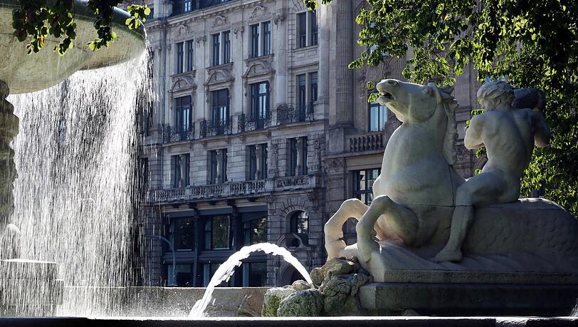 Die Schokoladenseite des Lenbachplatzes: Blick durch den Wittelsbacherbrunnen auf das prächtige Lenbach-Palais. Die Schokoladenseite des Lenbachplatzes: Blick durch den Wittelsbacherbrunnen auf das prächtige Lenbach-Palais.