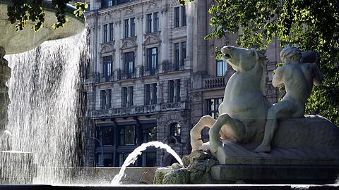Die Schokoladenseite des Lenbachplatzes: Blick durch den Wittelsbacherbrunnen auf das prächtige Lenbach-Palais.