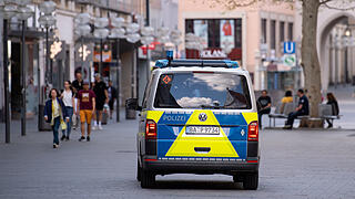 In diesem Jahr hatte die Münchner Polizei bislang mit Corona-Anzeigen viel zu tun: 13.343 Anzeigen gingen wegen Verstößen gegen das Infektionsschutzgesetz raus. (Symbolbild) In diesem Jahr hatte die Münchner Polizei bislang mit Corona-Anzeigen viel zu tun: 13.343 Anzeigen gingen wegen Verstößen gegen das Infektionsschutzgesetz raus. (Symbolbild)