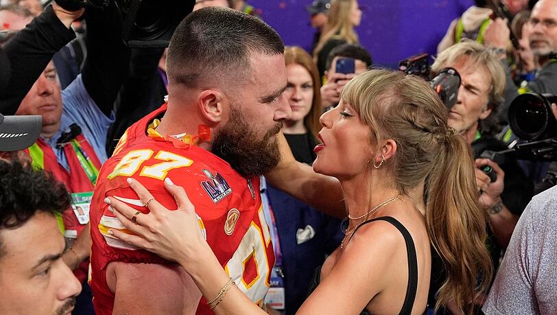 Der American-Football-Spieler Travis Kelce ist der Lebensgefährte von Sängerin Taylor Swift.