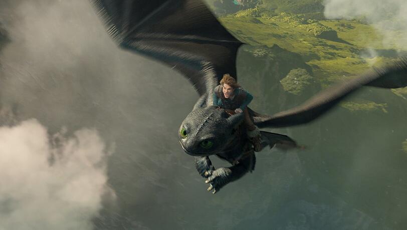 Der Drache Toothless und Hiccup (Mason Thames).