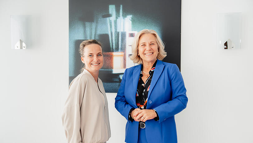 Sandra Bindler, Vorstandsvorsitzende der Münchner Bank eG (rechts im Bild) und Stefanie Faghani, die den Bereich "Markenkommunikation und genossenschaftliche Unternehmenskultur" verantwortet. Sandra Bindler, Vorstandsvorsitzende der Münchner Bank eG (rechts im Bild) und Stefanie Faghani, die den Bereich "Markenkommunikation und genossenschaftliche Unternehmenskultur" verantwortet.