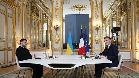 Macron und Selenskyj haben mit Verb&uuml;ndeten &uuml;ber die Gespr&auml;che f&uuml;r ein Ende des Krieges in der Ukraine beraten.
