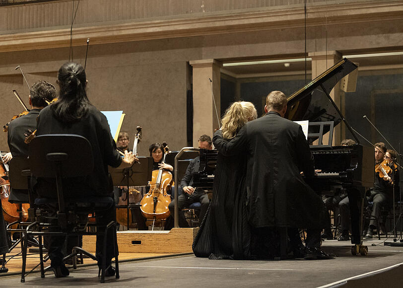 Tamara Stefanovich und der Dirigent Matthias Pintscher am Ende von „Black Swan“ gemeinsam am Klavier. Tamara Stefanovich und der Dirigent Matthias Pintscher am Ende von „Black Swan“ gemeinsam am Klavier.