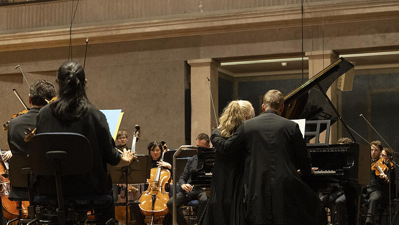 Tamara Stefanovich und der Dirigent Matthias Pintscher am Ende von „Black Swan“ gemeinsam am Klavier. Tamara Stefanovich und der Dirigent Matthias Pintscher am Ende von „Black Swan“ gemeinsam am Klavier.
