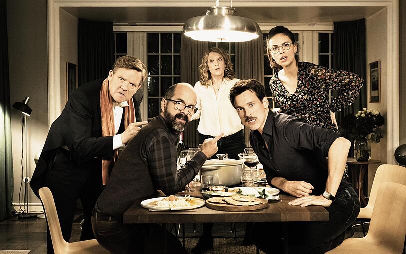 Ein Abendessen gerät aus den Fugen, von links: René (Justus von Dohnányi), Stephan (Christoph Maria Herbst), Elisabeth (Caroline Peters), Thomas (Florian David Fitz) und Anna (Janina Uhse). Ein Abendessen gerät aus den Fugen, von links: René (Justus von Dohnányi), Stephan (Christoph Maria Herbst), Elisabeth (Caroline Peters), Thomas (Florian David Fitz) und Anna (Janina Uhse).