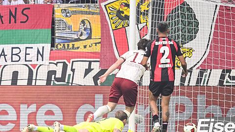Gregoritsch spitzelt den Ball am Torwart vorbei ins Netz - ein "Gurkerl".