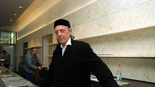 Charles Schuhmann in seiner Tagesbar. Charles Schuhmann in seiner Tagesbar.