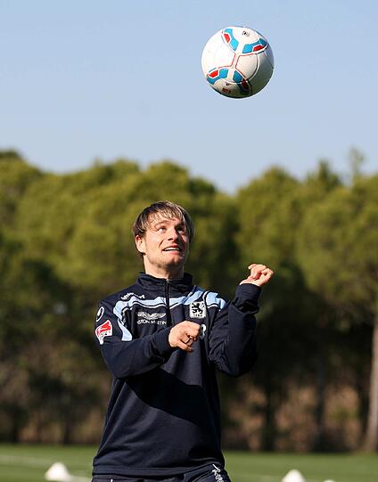 "Ideale Bedingungen": Die Löwen rennen über den Rasen in Belek und Dieter Schneider schaut cool mit Sonnebrille zu. Die besten Bilder vom Trainingslager