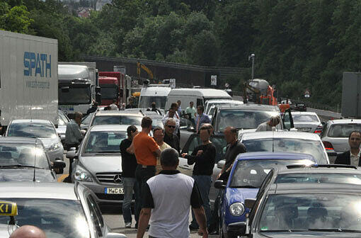Ein betrunkener Sattelzugfahrer hat am Montagabend einen Verkehrsunfall auf der Autobahn 8 bei Siegsdorf im Landkreis Traunstein verursacht. (SYMBOLBILD)