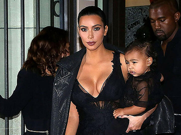 Kim Kardashian und Familie auf der Pariser Fashion Week