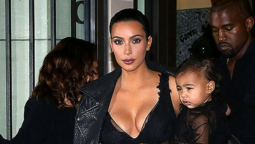 Kim Kardashian und Familie auf der Pariser Fashion Week Kim Kardashian und Familie auf der Pariser Fashion Week