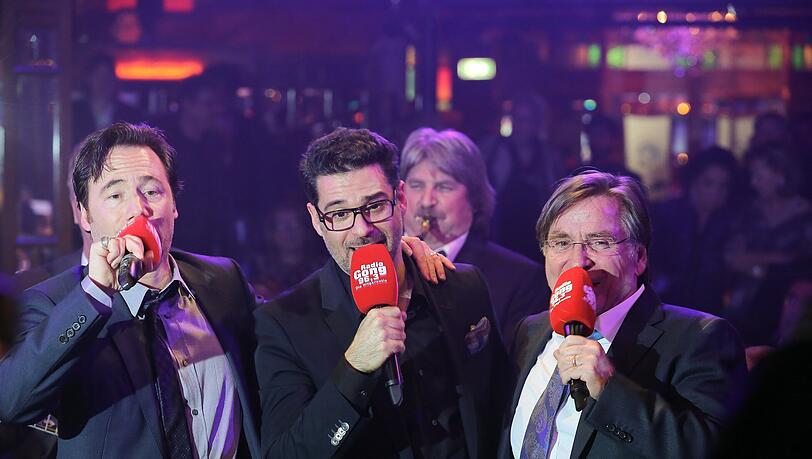 Singen dem Sender ein Geburtstagsständchen (v. l.): Michael „Bully“
Herbig, Rick Kavanian und Elmar Wepper. Singen dem Sender ein Geburtstagsständchen (v. l.): Michael „Bully“
Herbig, Rick Kavanian und Elmar Wepper.