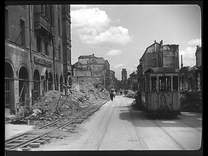 1945: Erkennen Sie die Straße? Es ist die Auguistenstraße.