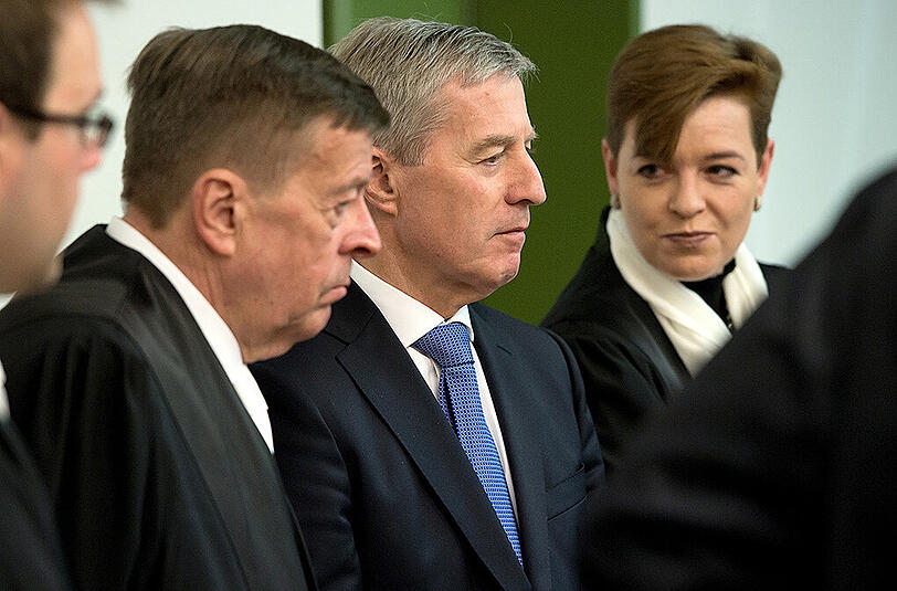 Jürgen Fitschen (m.) am Dienstagmorgen im Gerichtssaal neben seinen Anwälten Hanns W. Feigen und Barbara Livonius.