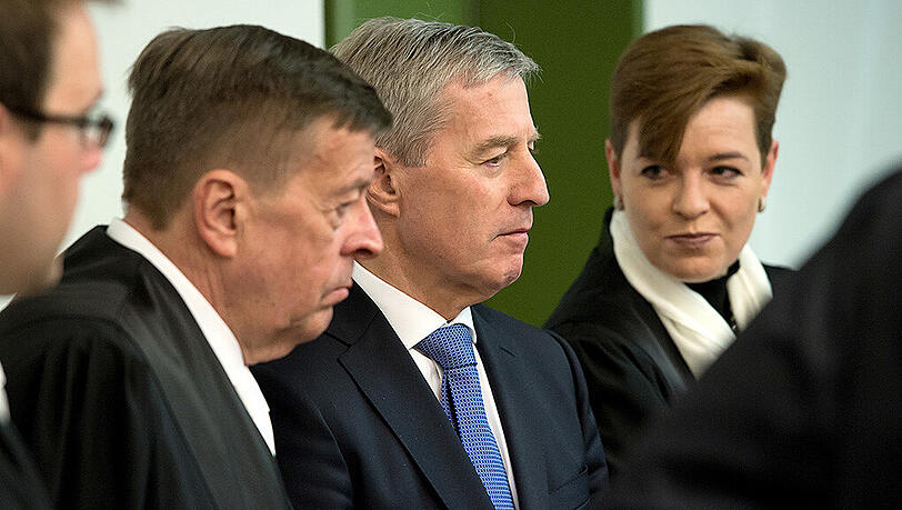 Jürgen Fitschen (m.) am Dienstagmorgen im Gerichtssaal neben seinen Anwälten Hanns W. Feigen und Barbara Livonius. Jürgen Fitschen (m.) am Dienstagmorgen im Gerichtssaal neben seinen Anwälten Hanns W. Feigen und Barbara Livonius.