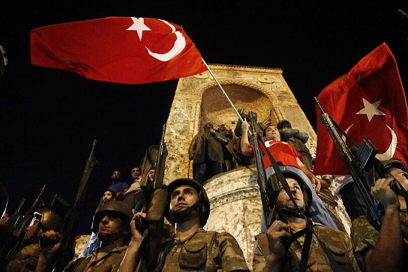 In der Türkei ist in der Nacht auf Samstag ein Militärputsch gescheitert. Die Bilder einer dramatischen Nacht.