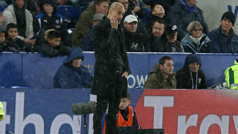 Ins Grübeln gerät Trainer Pep Guardiola von Manchester City.