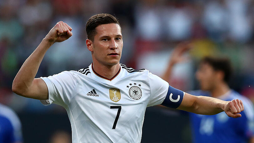 JULIAN DRAXLER - NOTE 3: Wieder fit und wieder Kapitän. Verwandelte ein Zufallsprodukt mit einem schlauen Schlenzer souverän ins lange Eck (11.). Vierter Treffer im 30. Länderspiel. Nimmt seine Rolle als Anführer und Lenker der Junge-Gemüse-Truppe wahr. Schonung nach 75 Minuten.