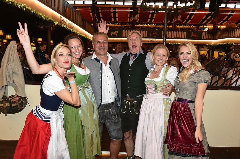 Michael Ivert (Concorde Filmverleih) mit Frau Karolin Ivert, Hendrik Hey mit Frau, Sarah Valentina Winkhaus und Anna Kraft