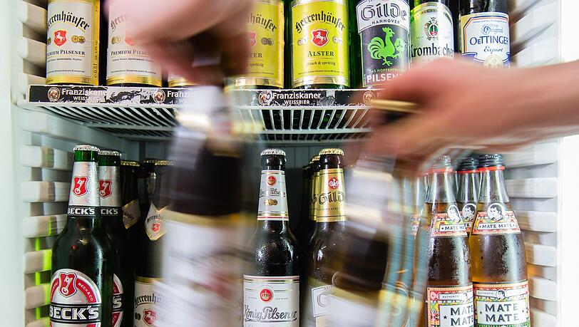 Bei einem Streit um mehrere Biere ist ein Mann in einem Wirtshaus in der Innenstadt ausgeflippt. (Symbolbild) Bei einem Streit um mehrere Biere ist ein Mann in einem Wirtshaus in der Innenstadt ausgeflippt. (Symbolbild)