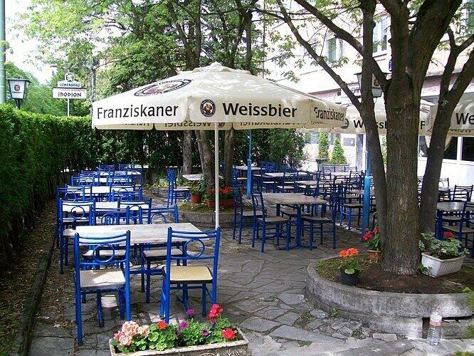 Der alteingesessene Grieche im Viertel muss schließen. Biergarten und Gastraum waren immer gut gefüllt. Die Stammgäste wünschen sich, dass es in neuen Räumen weitergeht.
