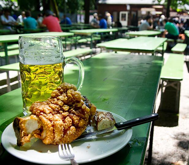 Biergarten am Chinesischen Turm: Ensemble von Haxn, Brezn und Maß!