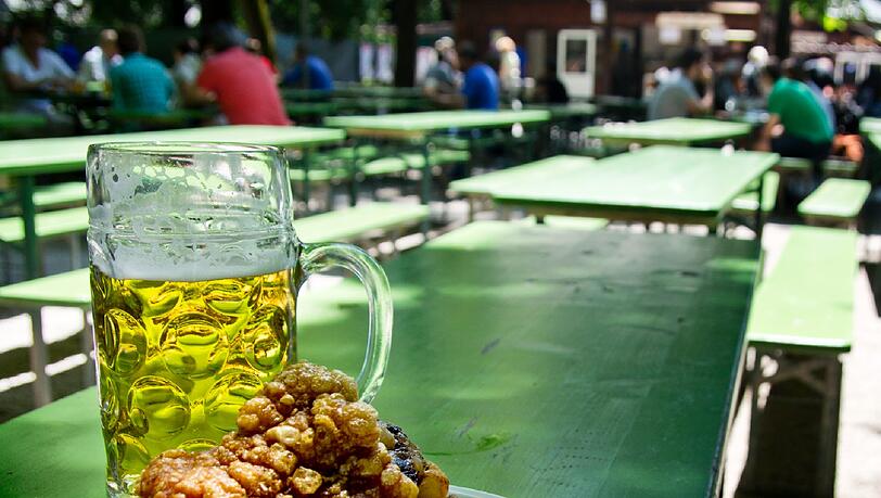 Biergarten am Chinesischen Turm: Ensemble von Haxn, Brezn und Maß! Biergarten am Chinesischen Turm: Ensemble von Haxn, Brezn und Maß!