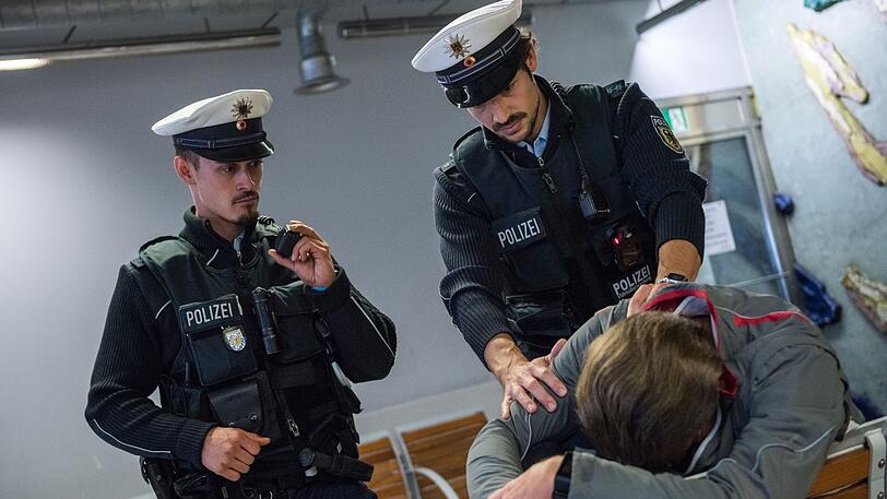 Die Bundespolizei musste sich am Samstagmittag mit einem Betrunkenen auseinandersetzen. (Symbolbild)